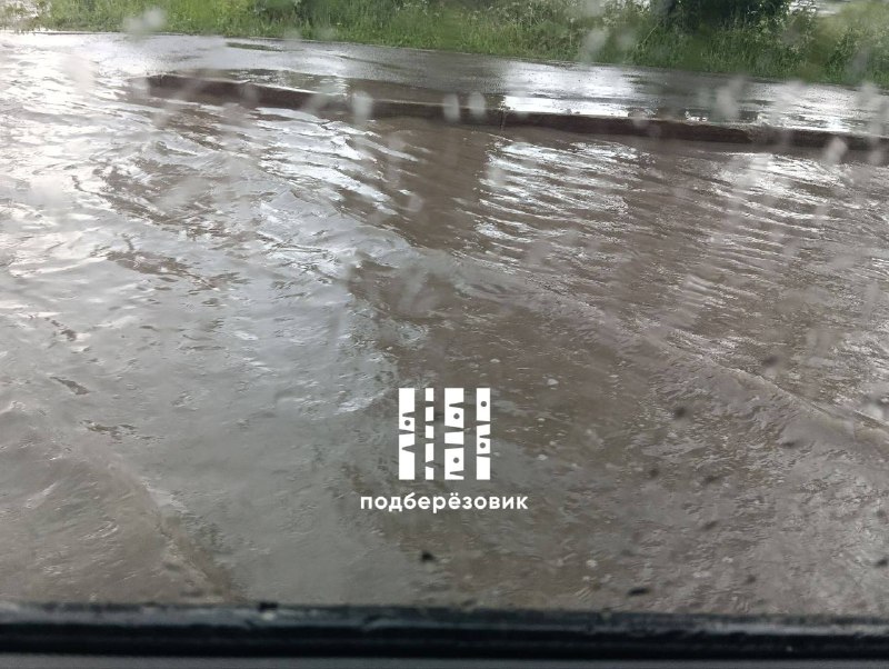 Яма на улице Энергостроителей превратилась в большую лужу