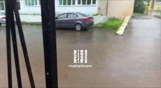 Затопление парковки возле Больничного городка (видео)
