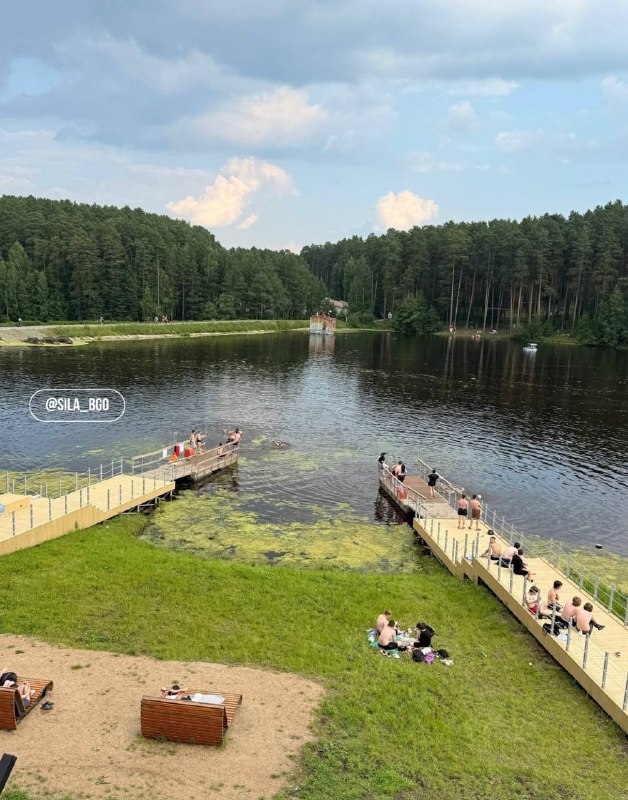 Дети играют вблизи опасной воды