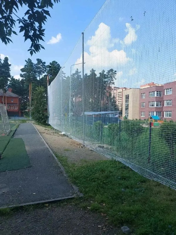 Установка защитной сетки на детской площадке