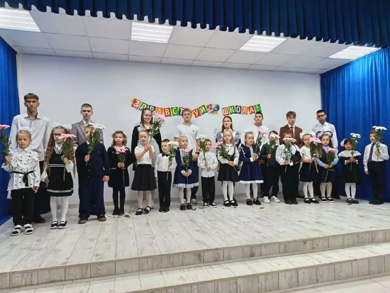 Торжественная линейка в школе №11 посёлка Ключевска