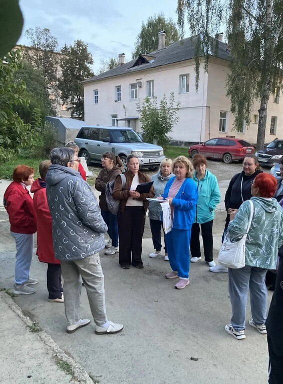Жители Кедровки обсудили с депутатами пятого округа дороги, медицину и досуг