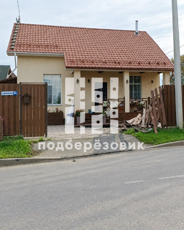 Автобус протаранил забор частного дома на улице Пролетарской
