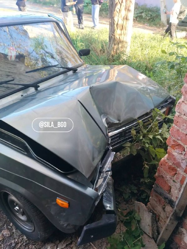 Автомобиль в Шиловке врезался в заброшенное здание во время ночных заездов (видео)