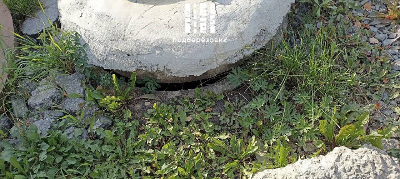 На улице Транспортников устранили смещение бетонных колец в колодцах после вмешательства администрации