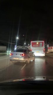 Фура с новыми автомобилями перекрыла Берёзовский тракт (видео)