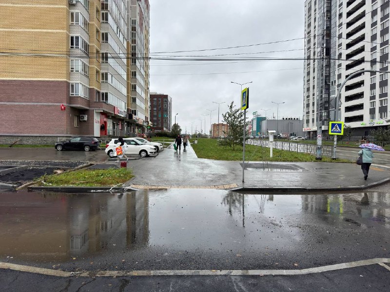 Пешеходный переход на Театральной и парковка у супермаркета оказались затоплены после дождей