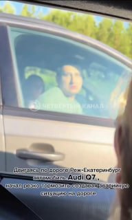 У Монетного мужчина облил салон машины соком и напал на девушек