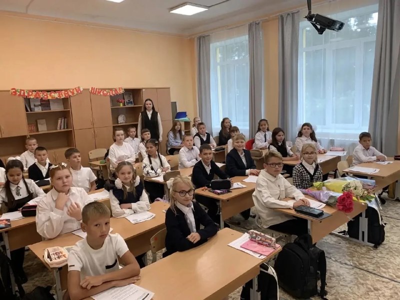 Ученики 4Б класса школы №10 Монетного поздравили учителя с профессиональным праздником