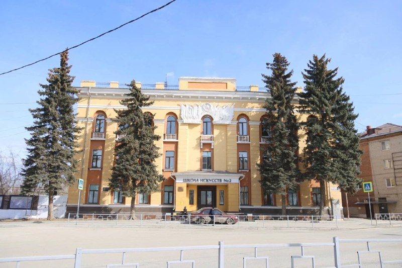У ДШИ № 2 снесут четыре старые голубые ели и высадят новые в конце октября