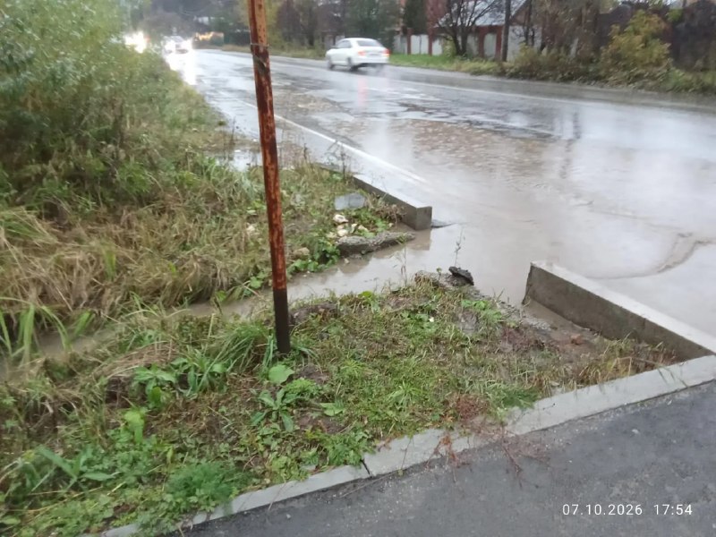 На перекрестке Ленина и Гагарина пешеходов окатывает водой из-за огромной лужи