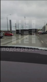 Жительница Уют-Сити жалуется на разворот автобусов через четыре полосы у остановки «Старателей» (видео)