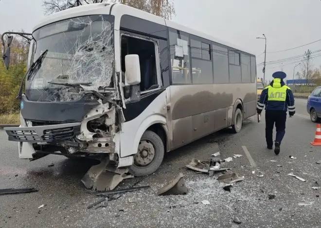 Водитель грузовика «МАЗ» спровоцировал ДТП с автобусом на Берёзовском тракте, пострадали шесть человек