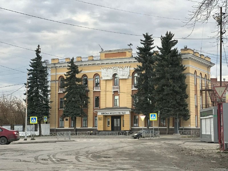 В Берёзовском срубят голубые ели у детской школы искусств №2