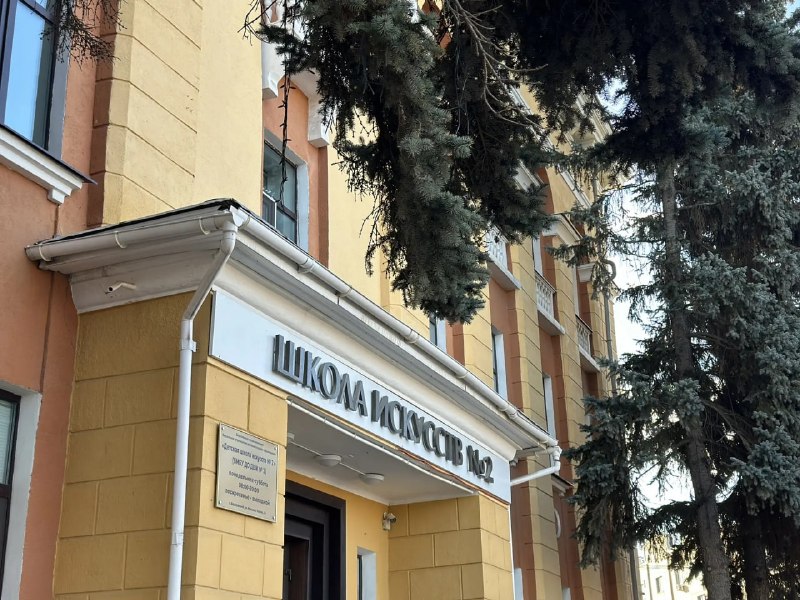 У школы искусств рабочие приступили к спилу деревьев