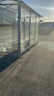 В Берёзовском разбили стёкла на новых остановках общественного транспорта